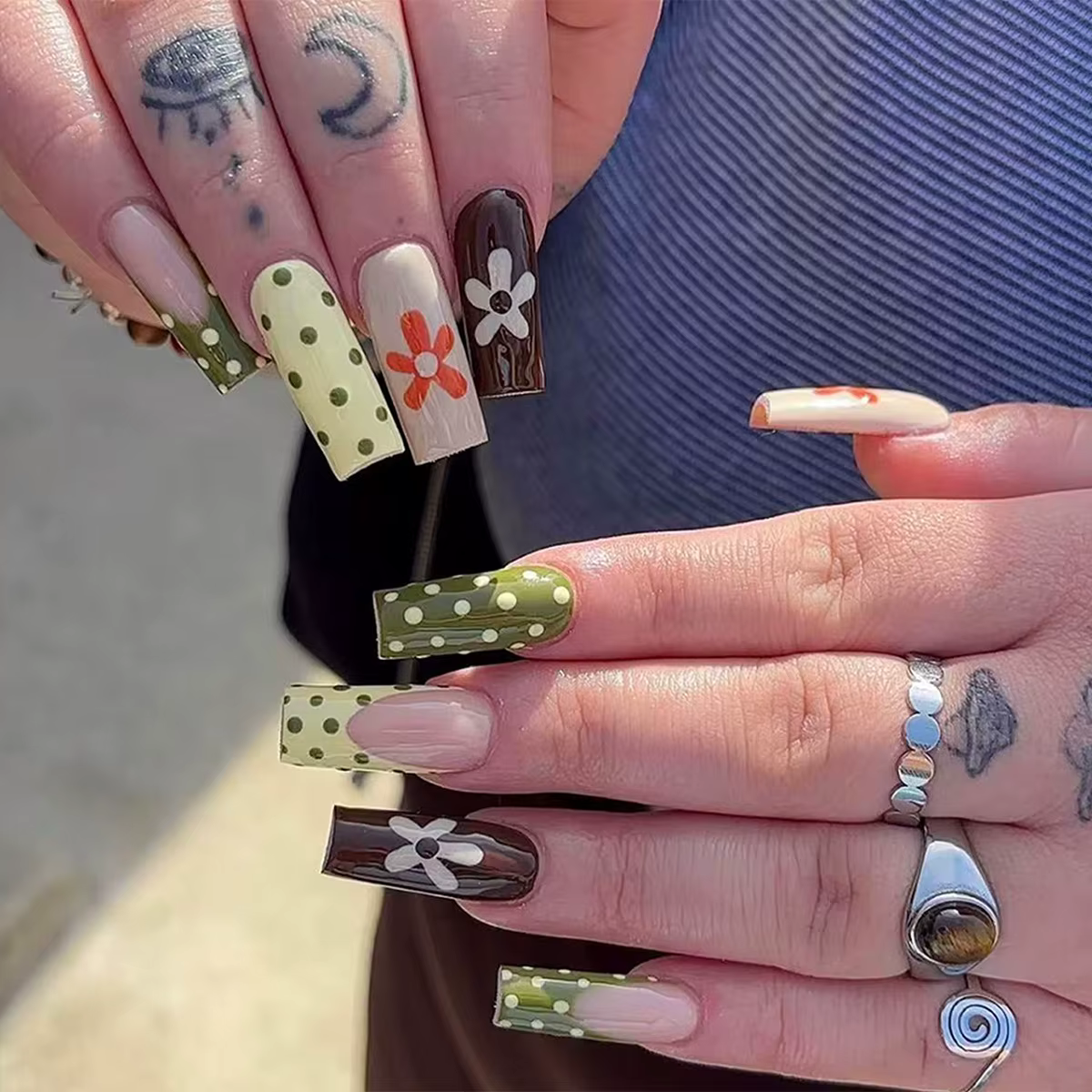 24 faux ongles cercueil mi-longs, style gothique noir, avec nœuds métalliques foncés et décorations 