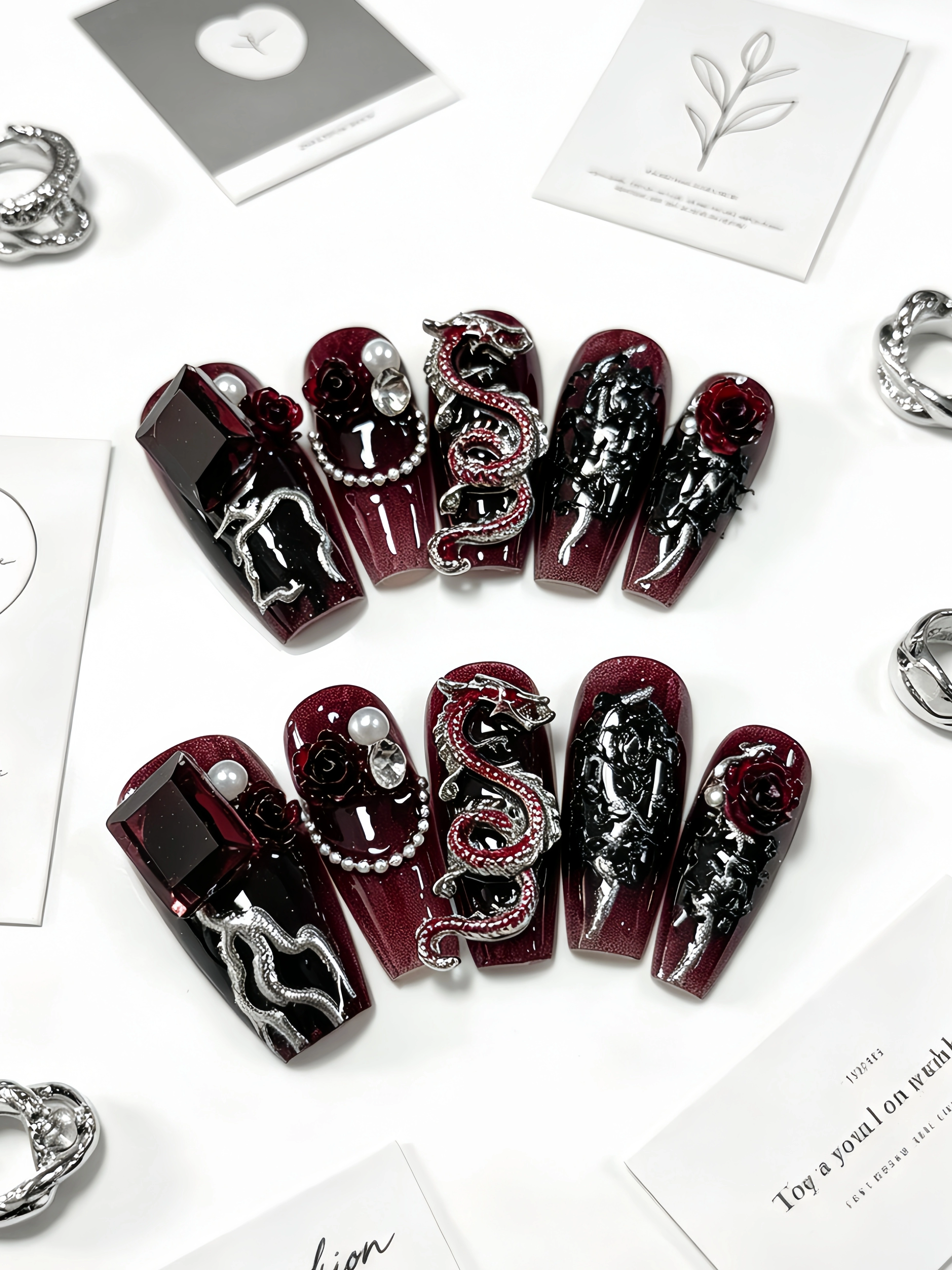 10 faux ongles trapézoïdaux de taille moyenne, dégradé noir et rouge effet œil de chat, avec motif d