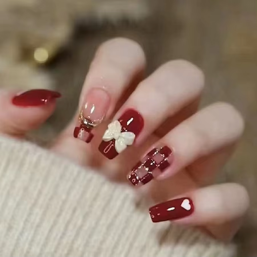 24 pièces/1 boîte faux ongles en damier en poudre d'or avec nœud rouge
