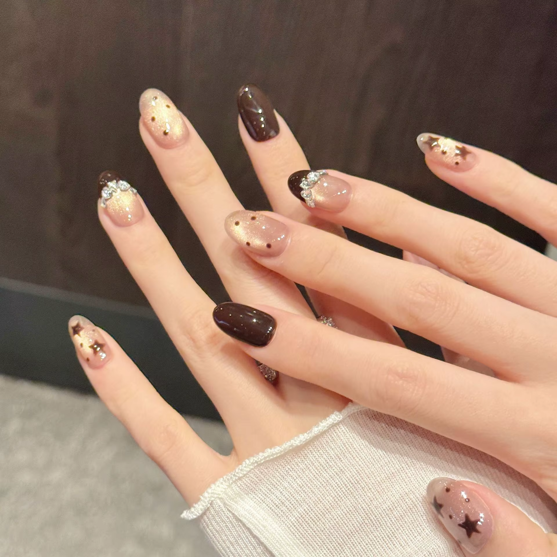 10 pièces à la main court ovale faux ongles marron étoile à cinq branches Style français presse sur 