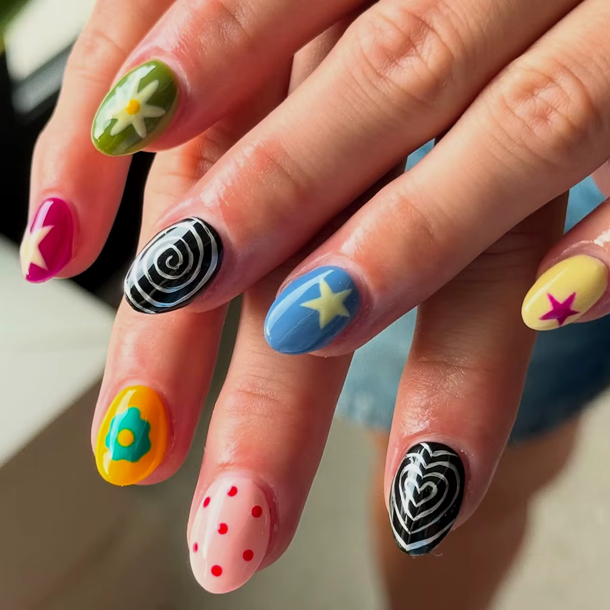 24 faux ongles à presser en amande, motif tourbillon doré, style peinture à l'huile, pour femmes, av