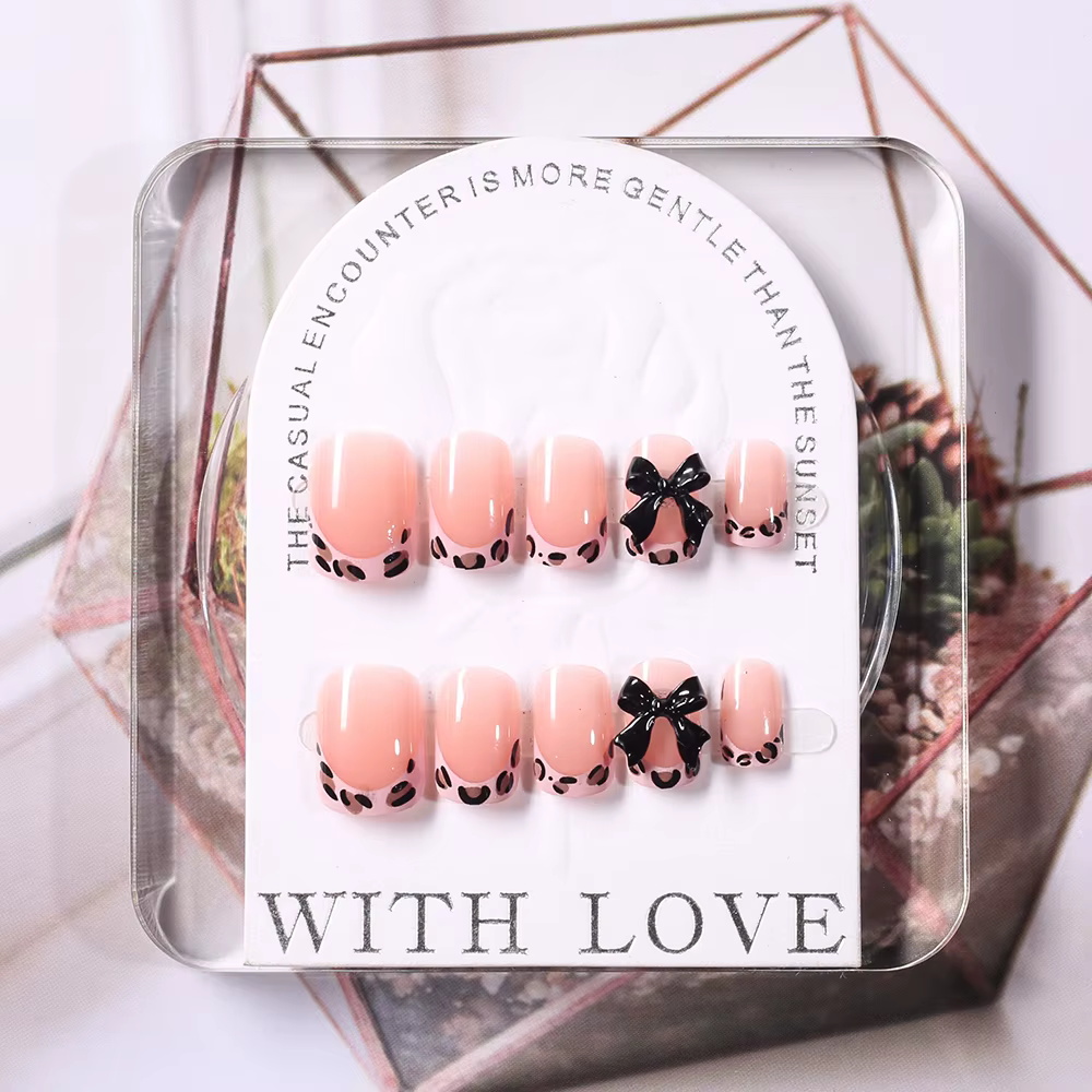 24 faux ongles courts carrés à imprimé léopard rose, avec nœud papillon noir 3D, en acrylique, à pre