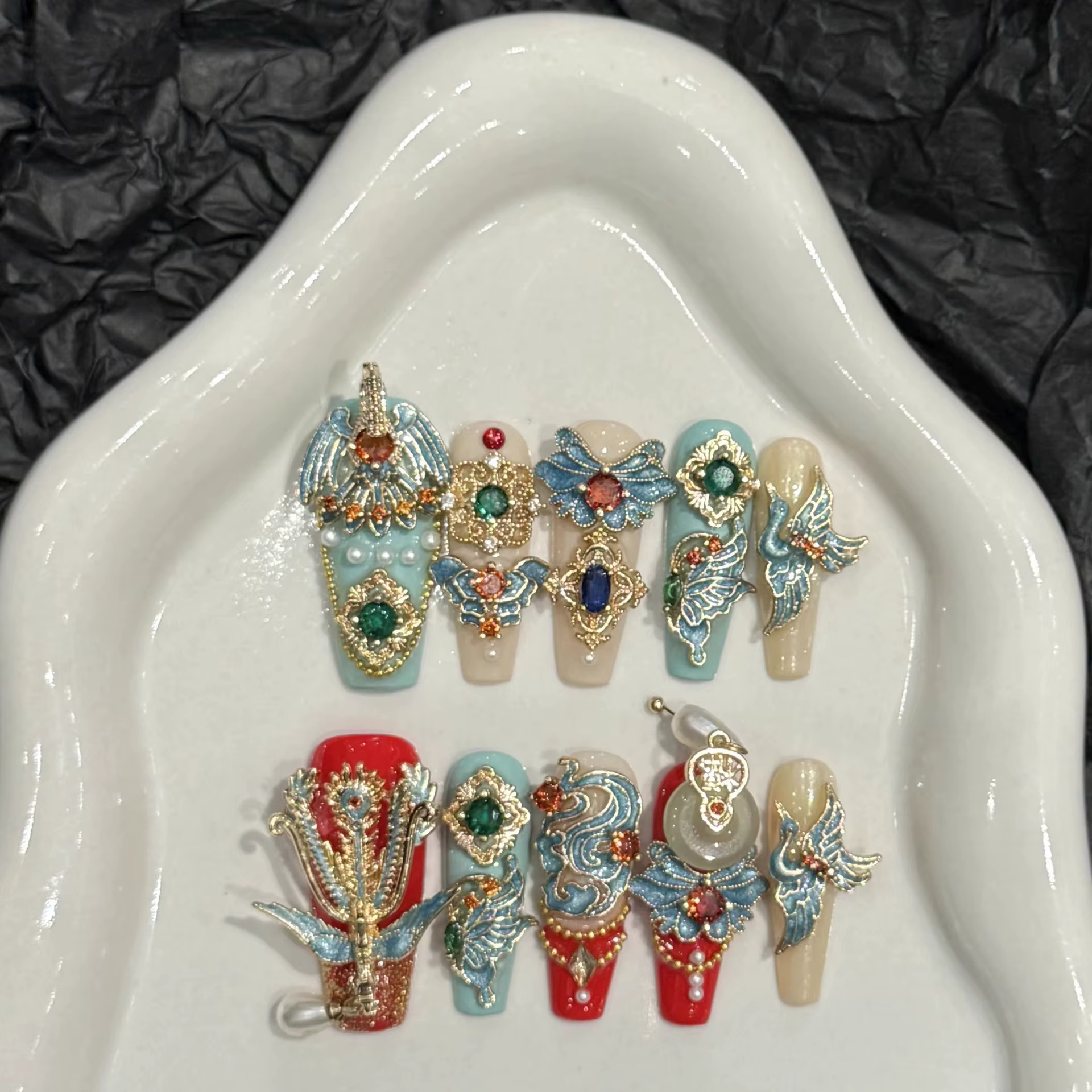 Ongles à pression exquises d'inspiration orientale avec motifs de phénix et de nuages avec des matér