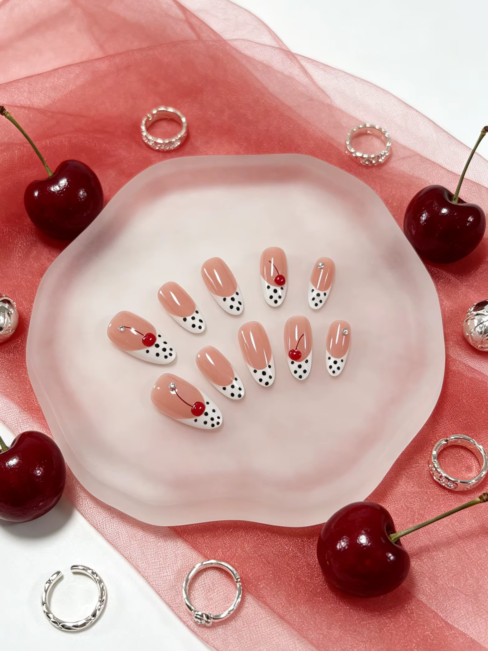 10 faux ongles courts en forme d'amande, aux couleurs principales rose nude, blanc laiteux et noir, 
