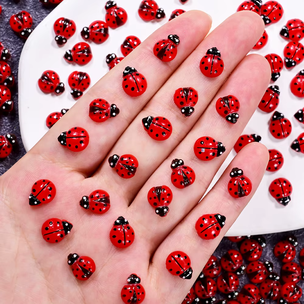 50pcs 3D mignon coccinelle rouge Nail Art gemmes résine Flatback printemps insecte Nail Art charmes 