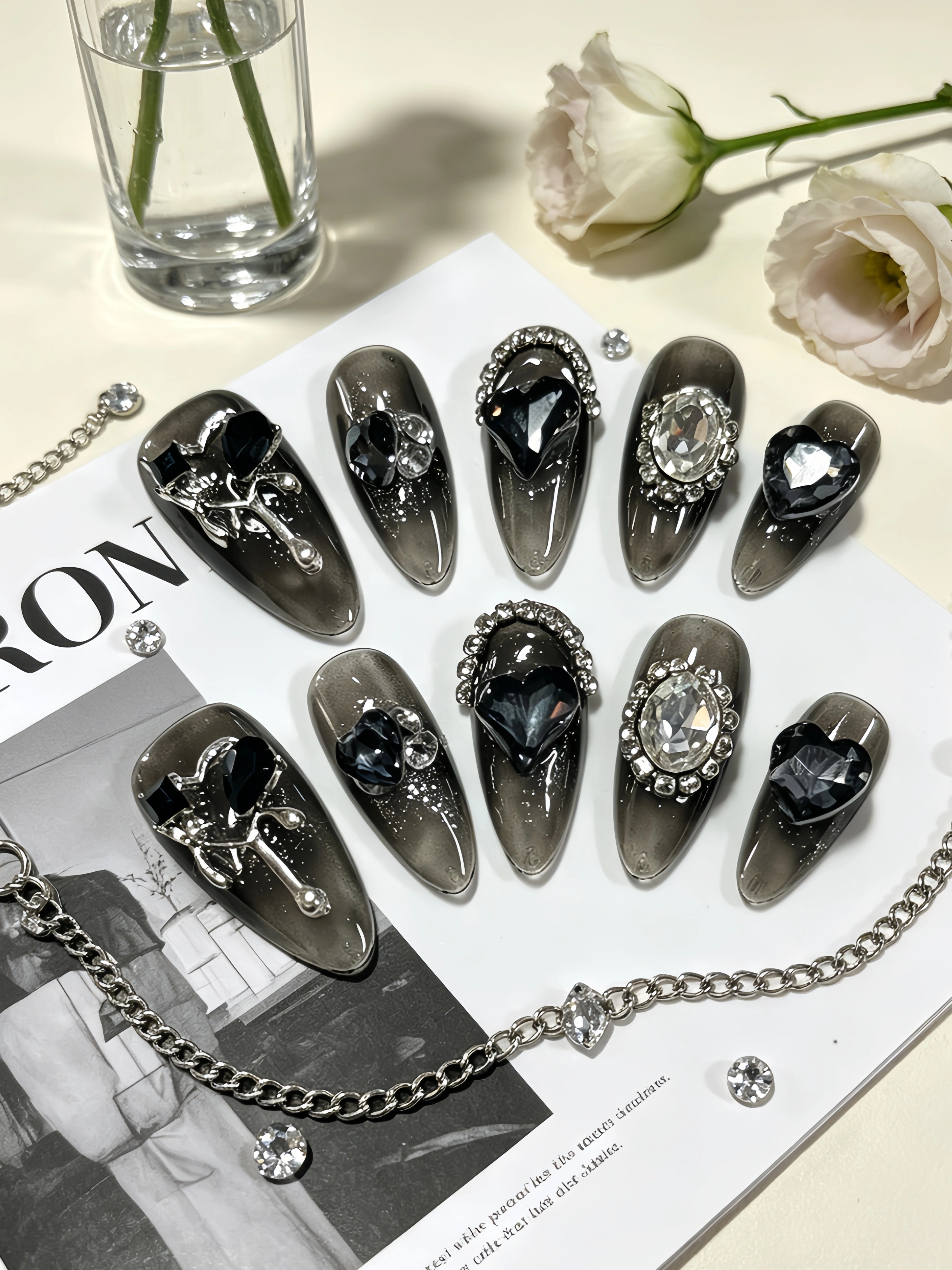 10 faux ongles de longueur moyenne en forme d'amande, base noire avec strass noirs, embellissements 