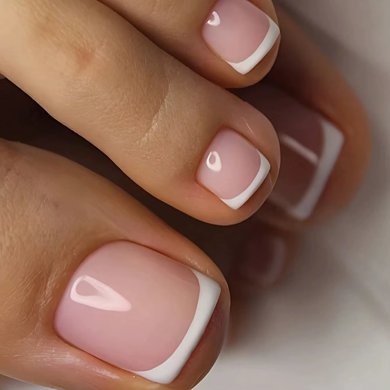 Faux ongles carrés courts 24 pièces, ongles français blancs à bout pointu, ongles en acrylique lisse