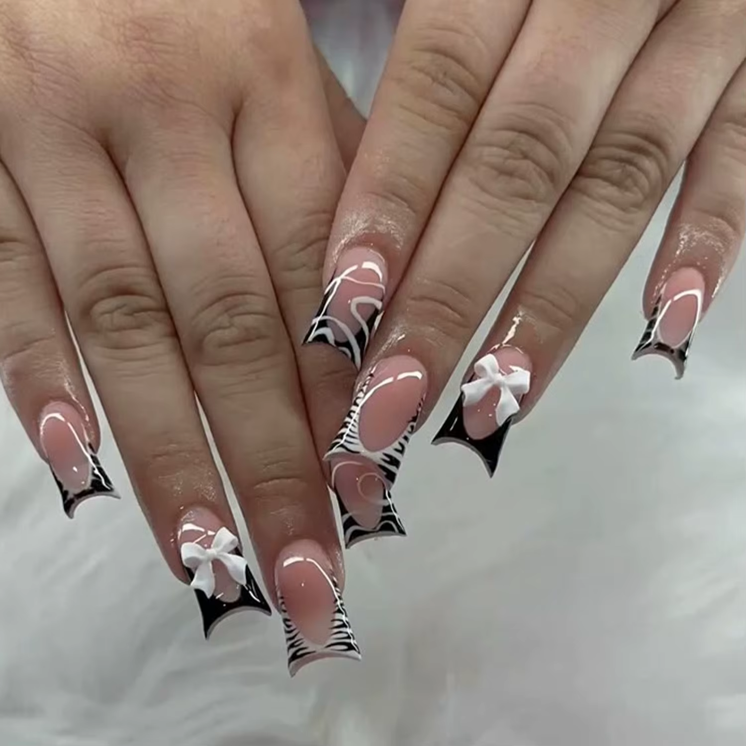 24 faux ongles bleus et noirs à blocs de couleur, style French Duckbill, avec rayures blanches, ongl