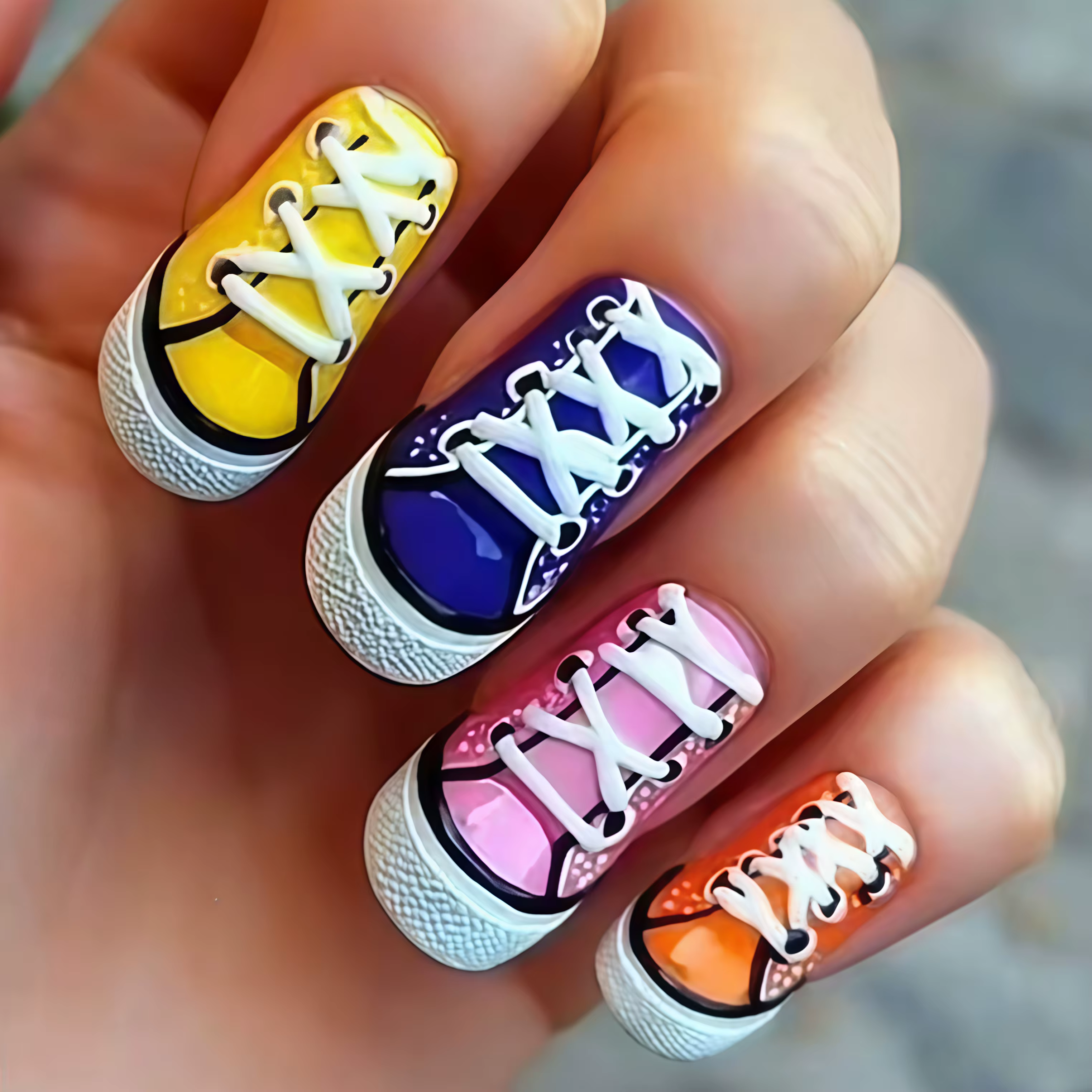 24 faux ongles à presser en blanc, noir, jaune et bleu, avec motifs style chaussure en toile et desi