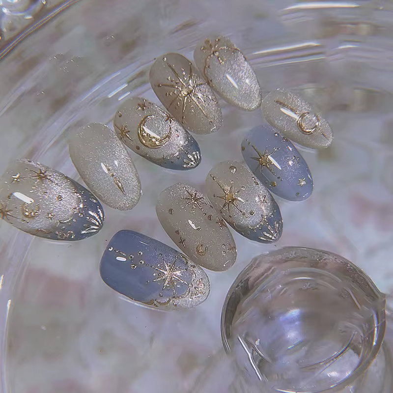 24 faux ongles à presser, motif papillon rêveux, forme amande, style French, avec mini fleurs 3D, dé