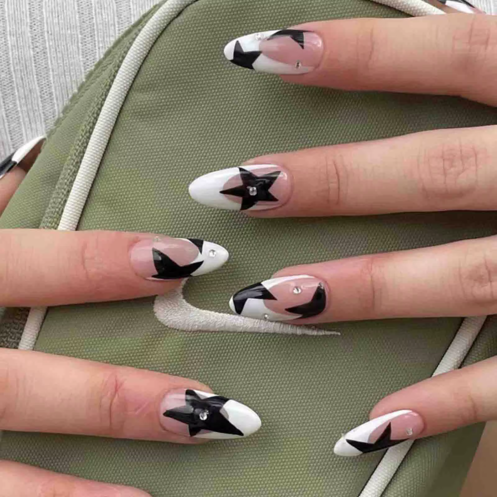 Faux ongles carrés courts Style Y2K, 24 pièces, pointes françaises blanches/noires, motifs étoiles e