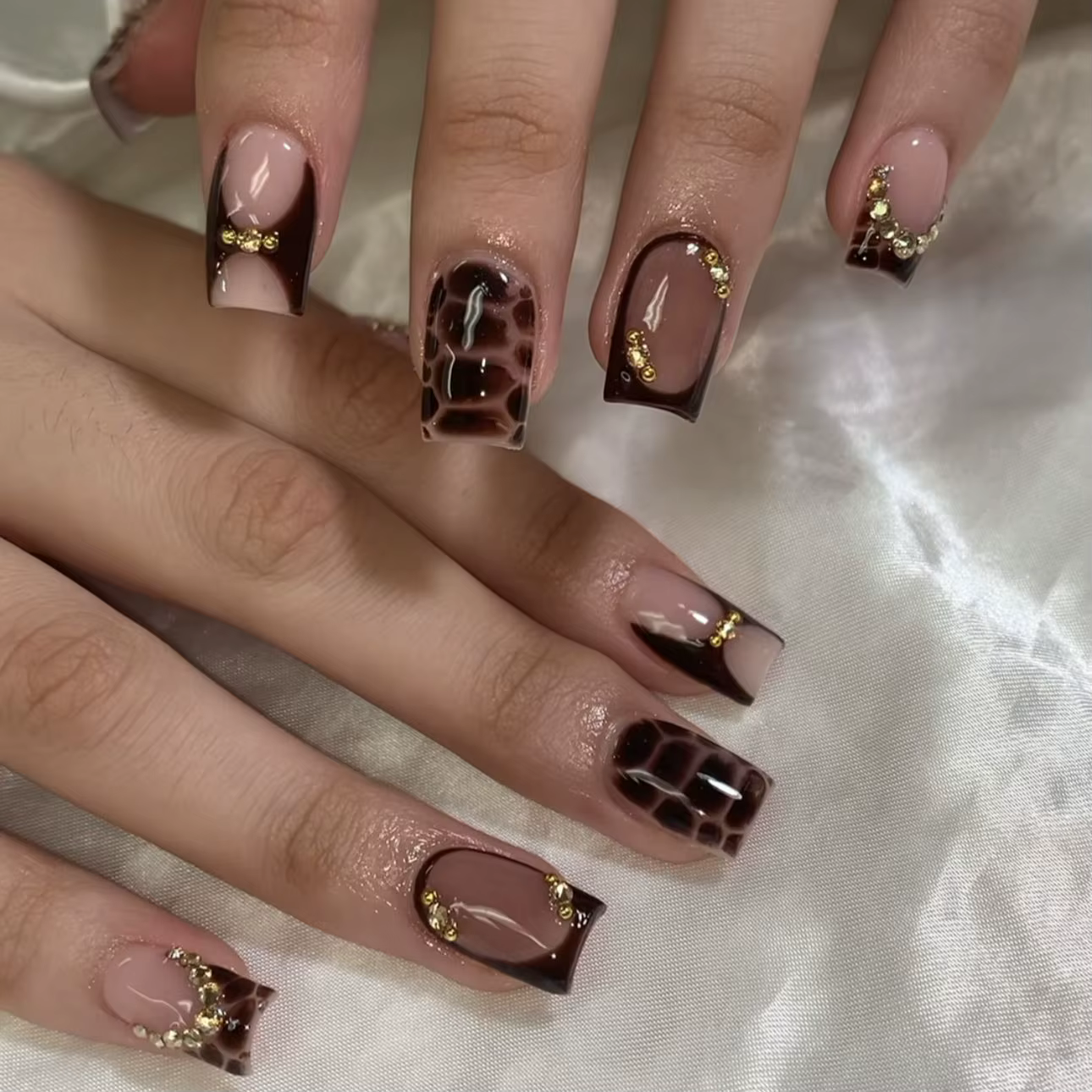 Faux ongles français courts carrés blancs réutilisables, avec chaîne étoile en strass, couleur chair
