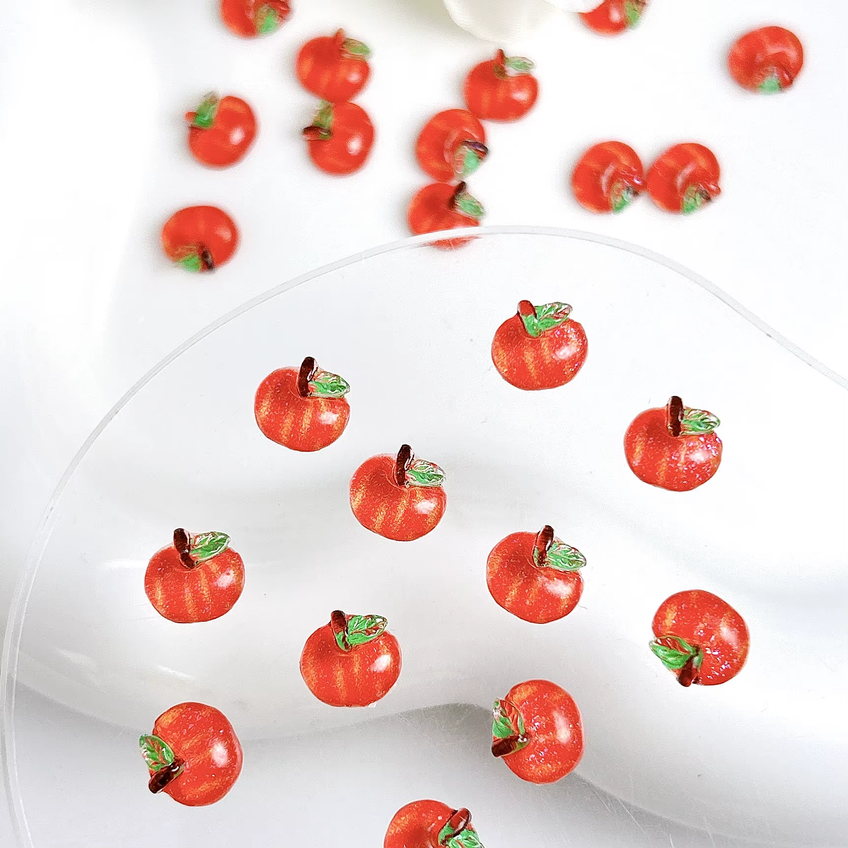 Mini pomme rouge en résine 3D, accessoires de décoration pour Nail Art, dessin animé mignon, paillet