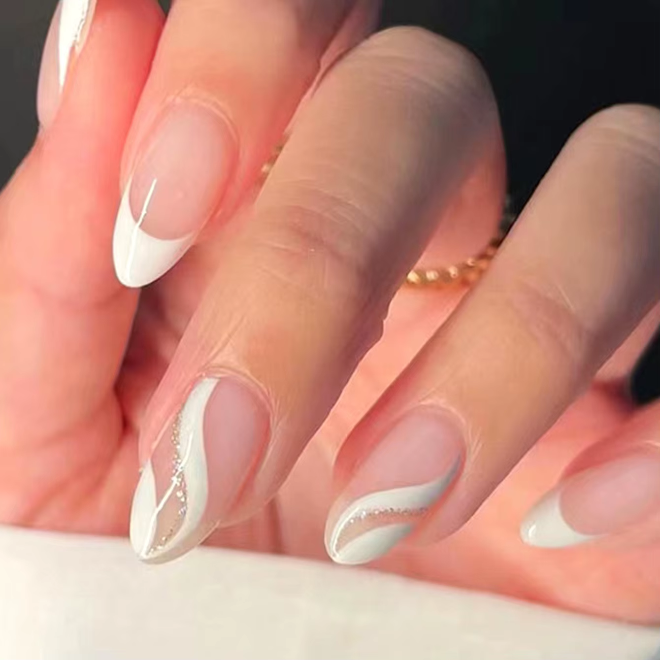 Faux ongles de taille moyenne en amande, faux ongles français blancs pointus avec un Design Vortex b