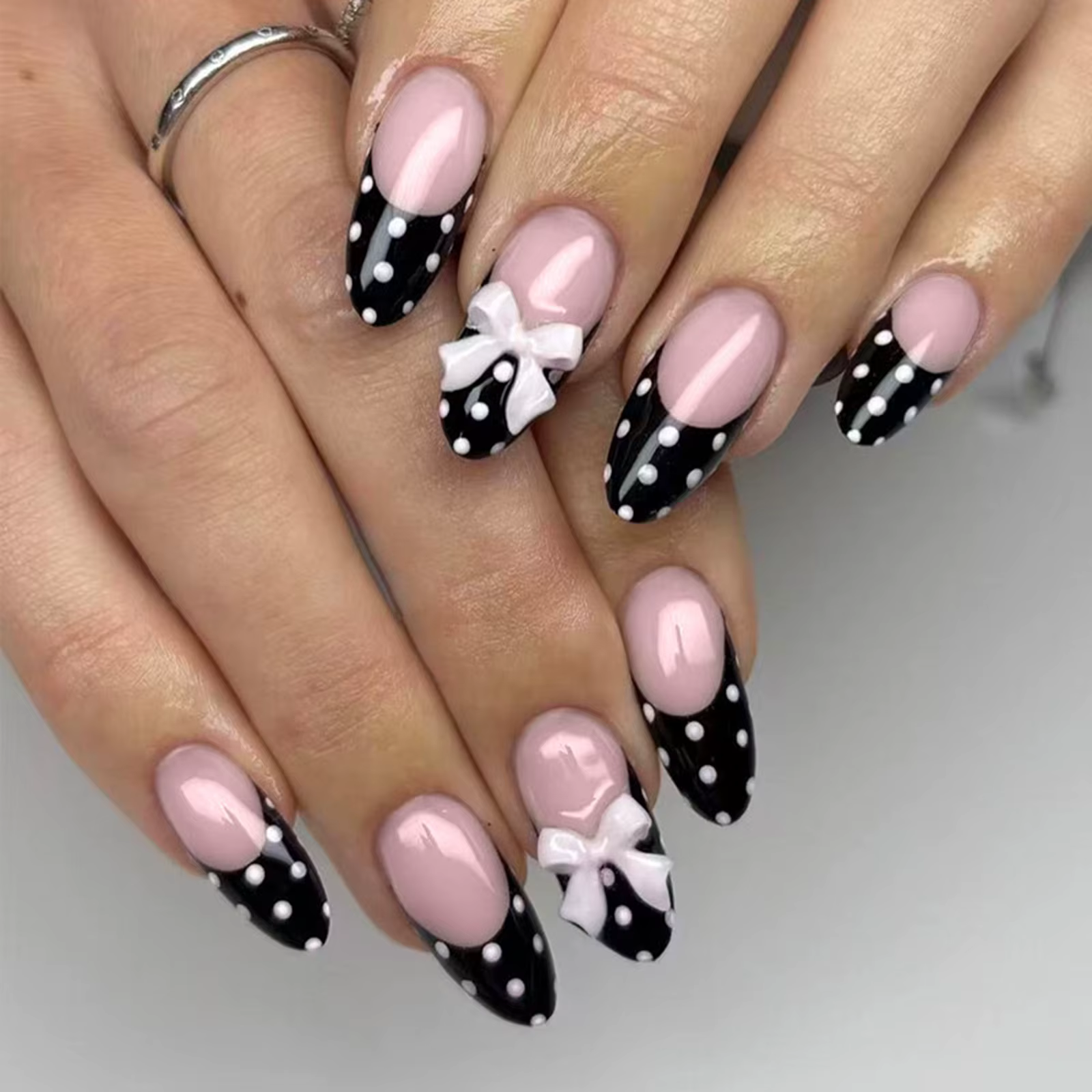 24 faux ongles noirs de style français en forme d'amande, décorés de pois blancs et de nœuds, à pres