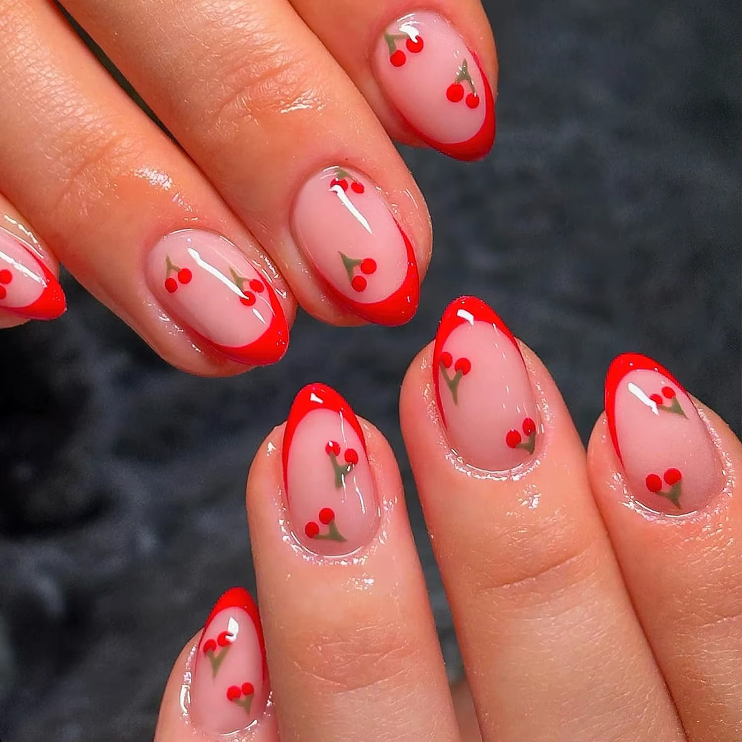 24 pièces mis à niveau votre look avec un ensemble de faux ongles cerise amande à bords rouges 1 lim
