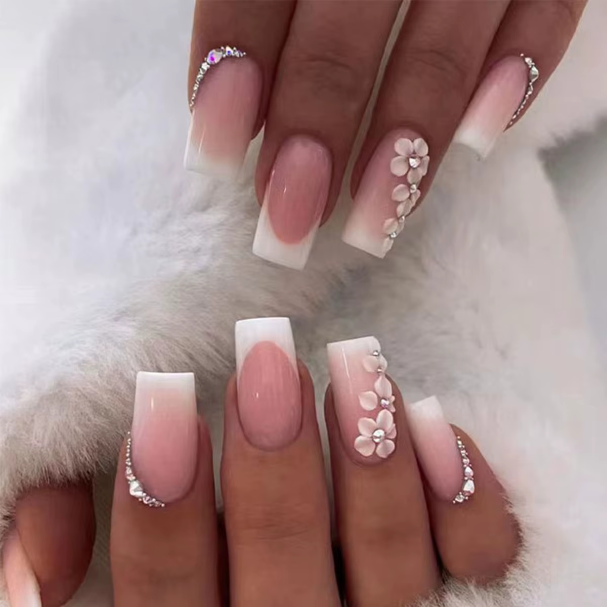 24 morceaux d'ongles longs et nus doux (forme carrée), associés à 1 morceau de colle gelée et 1 lime
