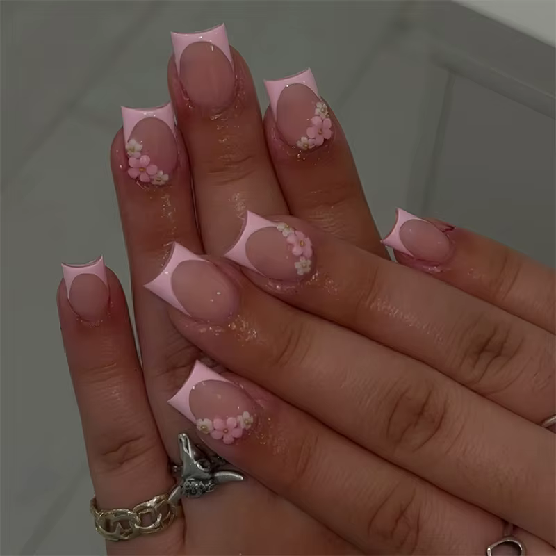 24 faux ongles courts carrés, style français, avec fleurs 3D, à porter, couvrance totale, pointes à