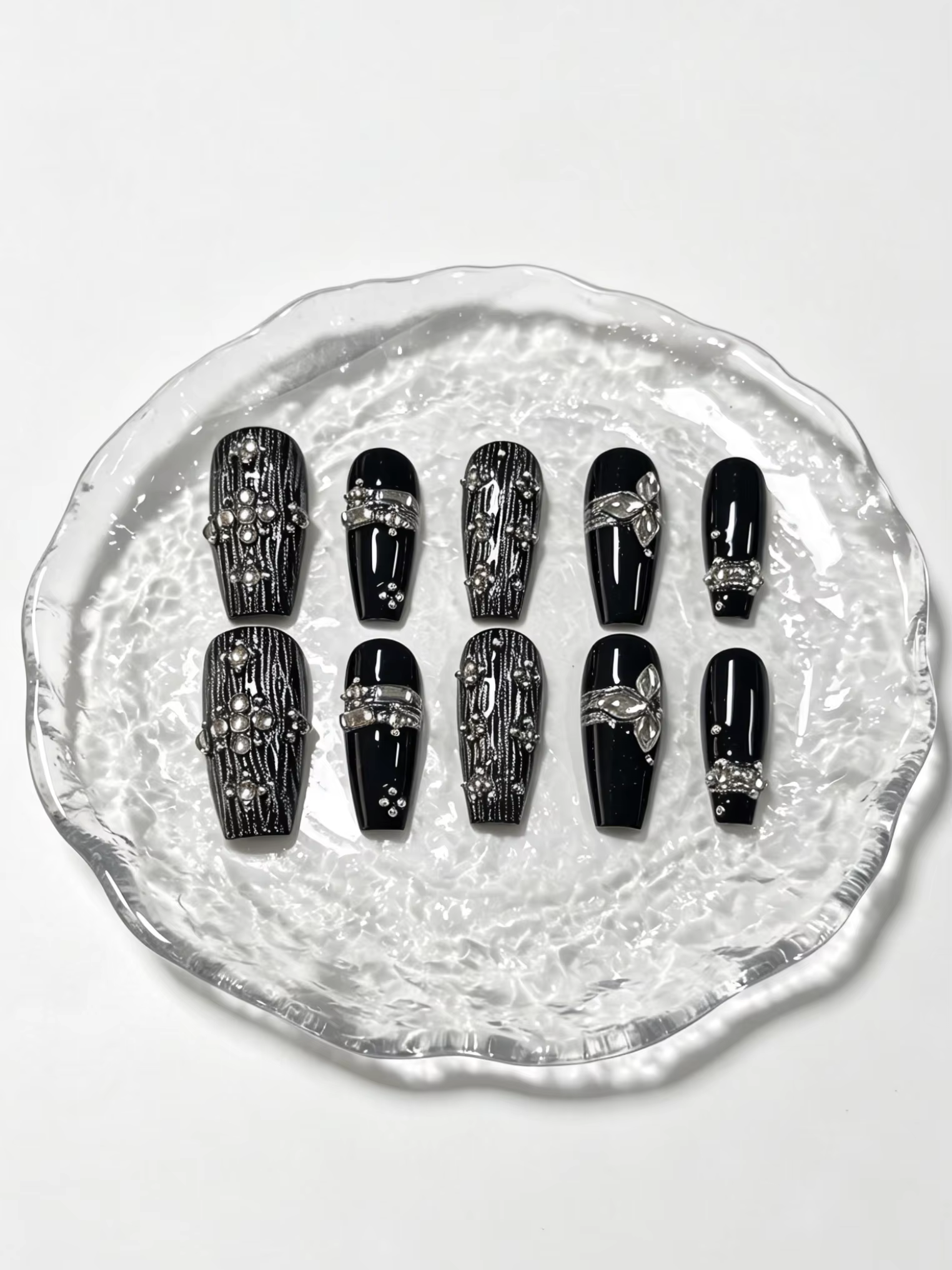 10 faux ongles trapézoïdaux de longueur moyenne, couleur noire, avec perles métalliques argentées te