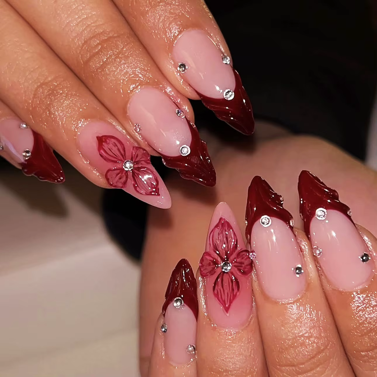 Faux ongles 3D pour femmes et filles, style français, rouge foncé nude, forme amande, fleurs embossé