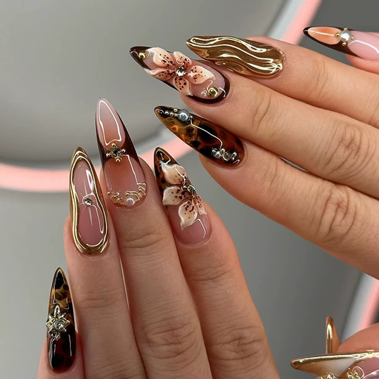 24 faux ongles dorés ondulés marron à motifs floraux avec strass et perles, forme amande, à presser,