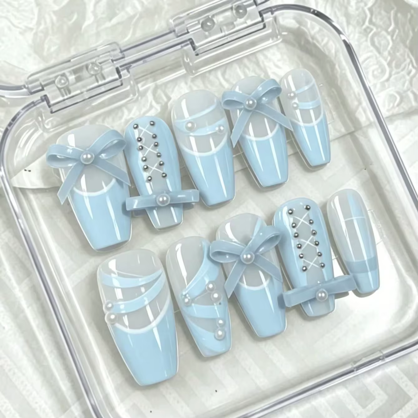 10 faux ongles trapézoïdaux mi-longs, coloris bleu et blanc frais style ballet, avec décorations 3D 
