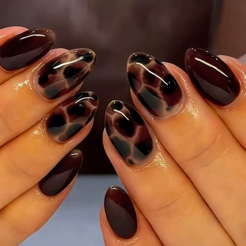 24 pièces – Kit d'ongles ovales marron foncé à motif léopard texturé écaille de tortue – Autocollant