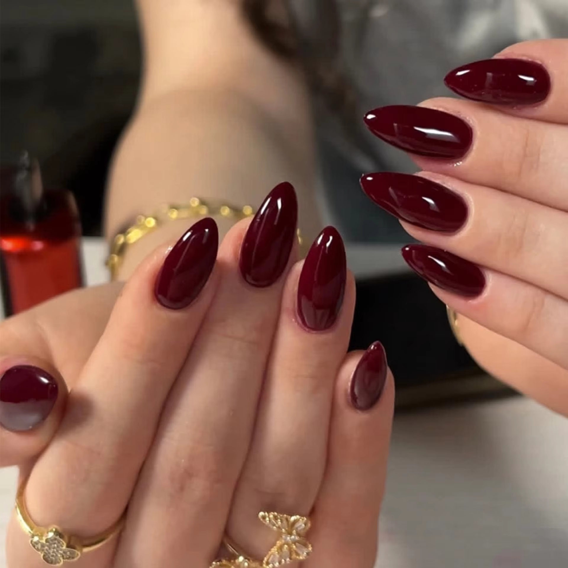 Faux ongles portables de couleur pure rouge vin, forme amande simple pour des doigts élégants et sty