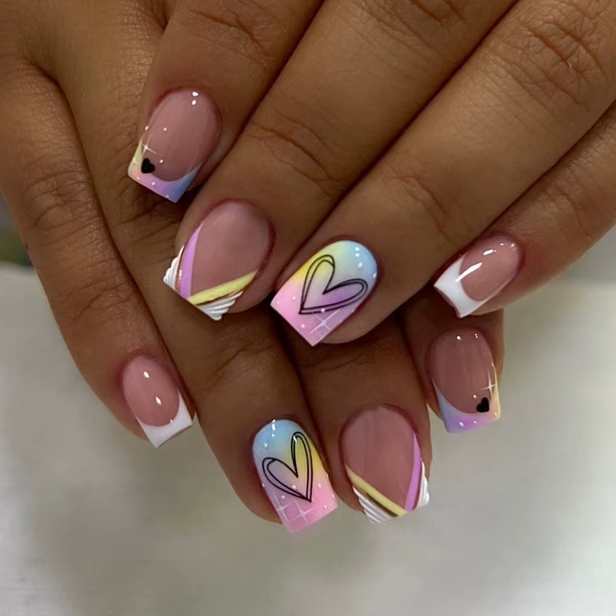 24 morceaux de faux ongles carrés courts, avec un cœur dégradé teint en halo et un design français c