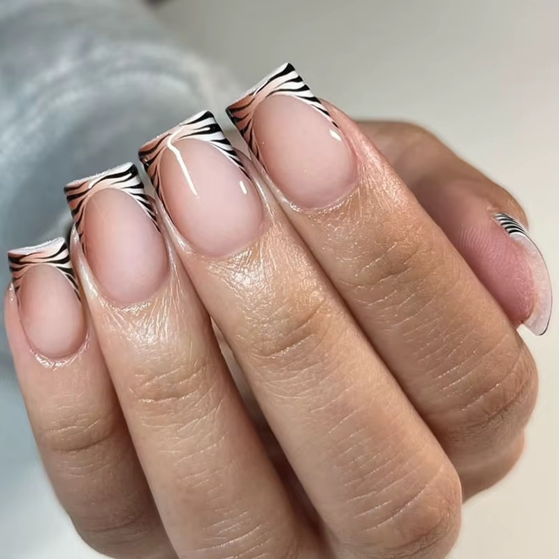 24 faux ongles courts carrés, style français, avec fleurs 3D, à porter, couvrance totale, pointes à