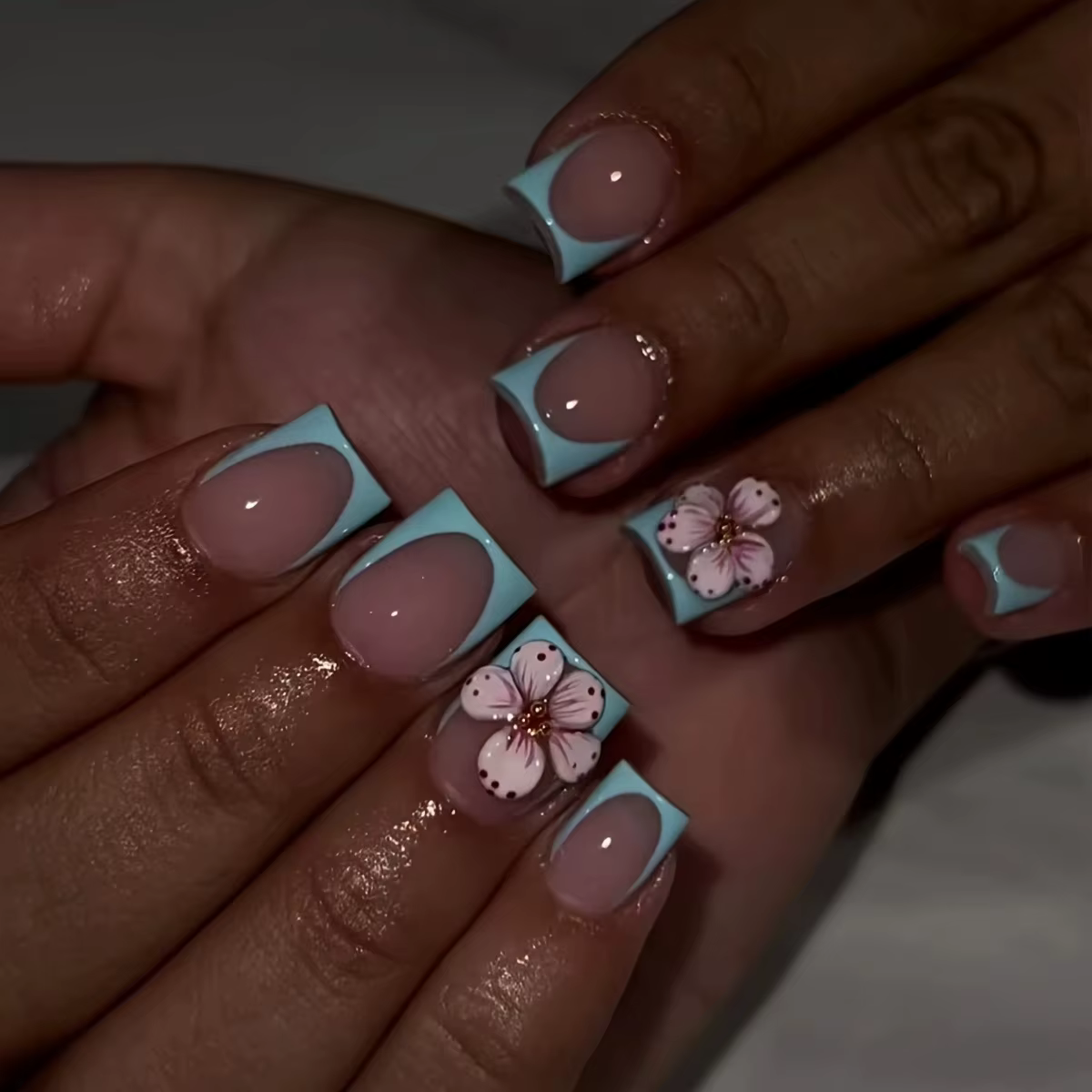 24 pièces français bleu faux ongles Art avec mode fleur Design court carré faux ongles conseils fini