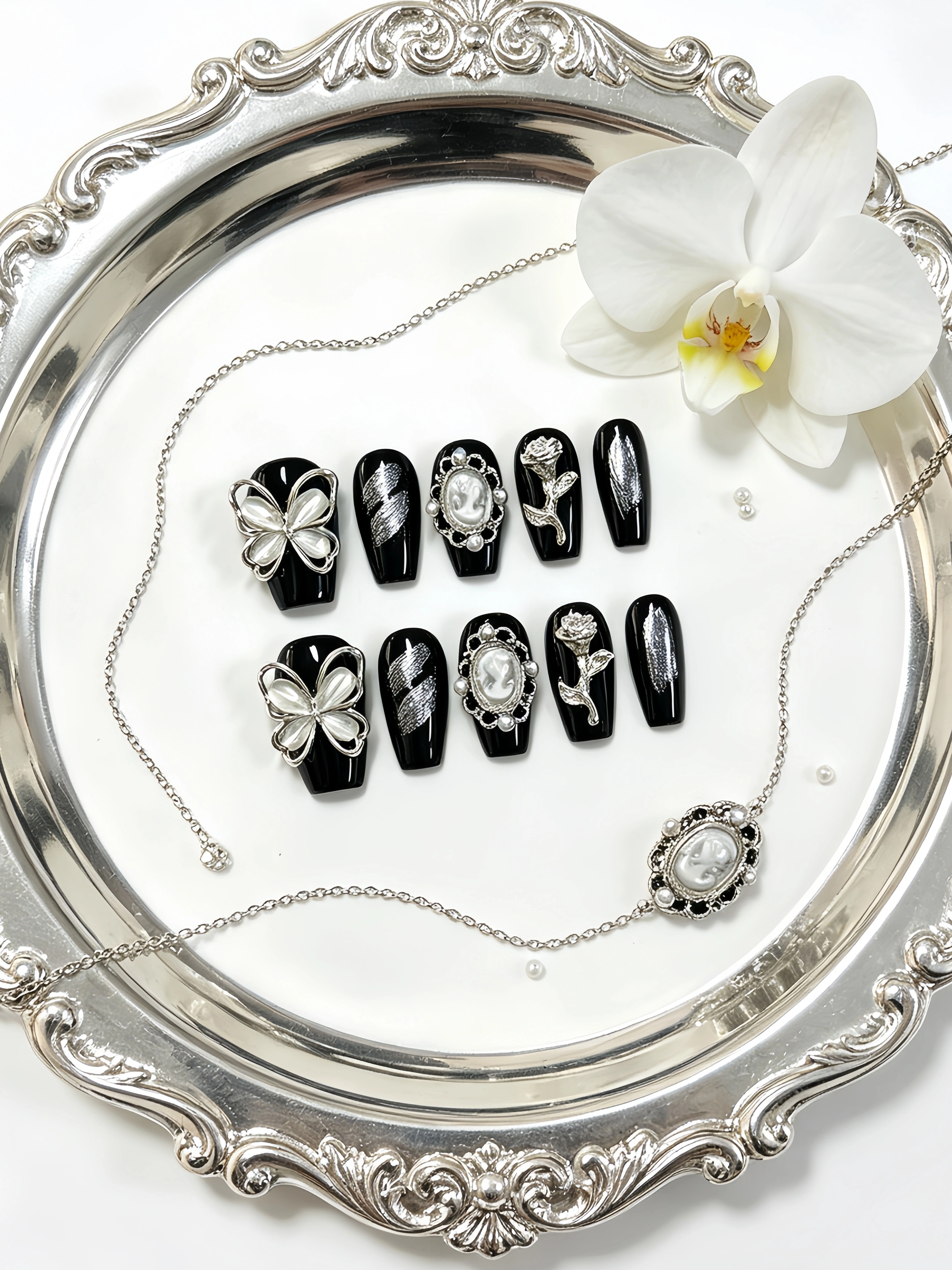 10 faux ongles trapézoïdaux courts, couleur de base noire avec embellissements blanc laiteux, rayure