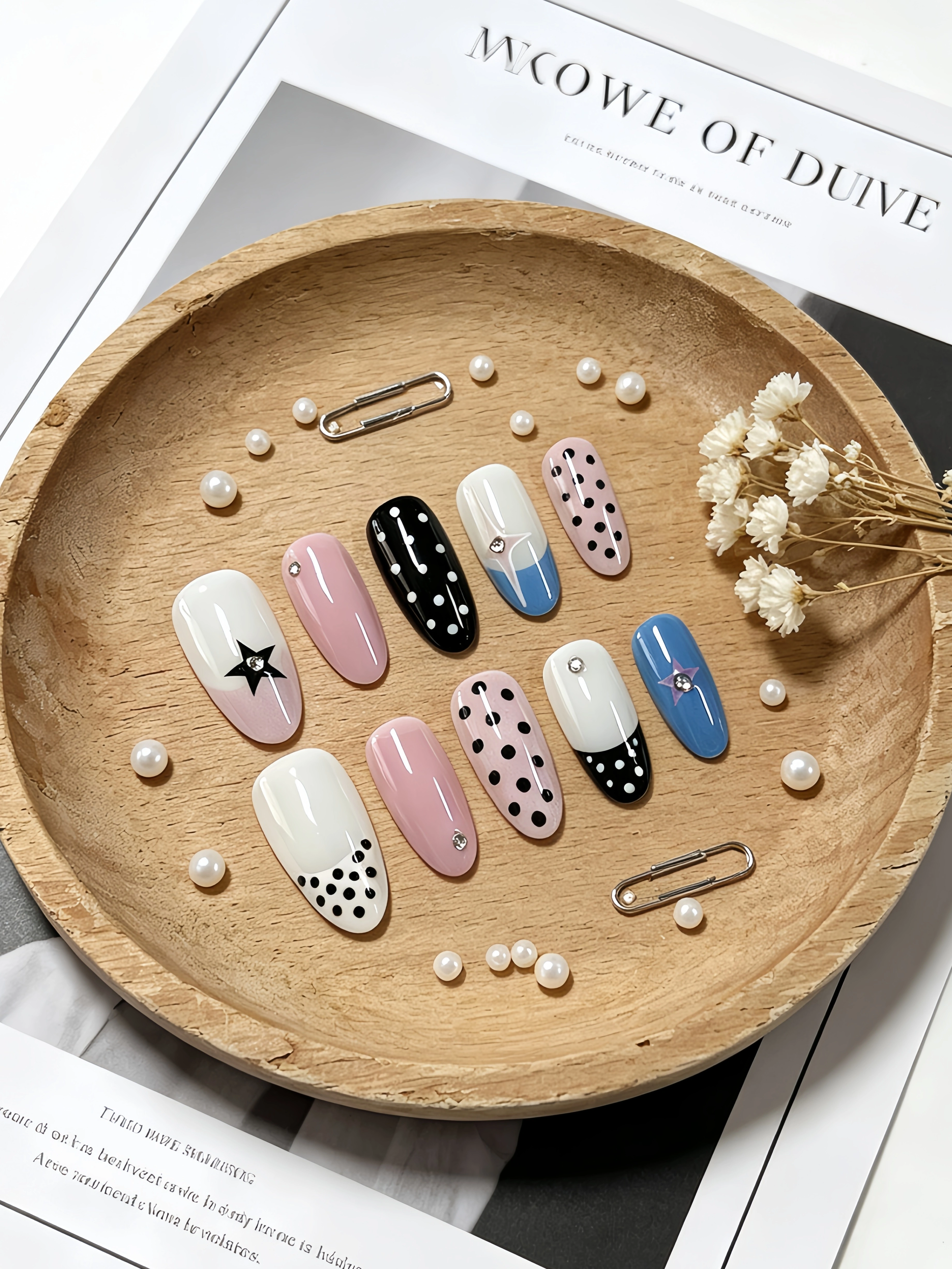 10 faux ongles courts en forme d'amande, aux couleurs principales blanc laiteux, bleu clair, noir pu
