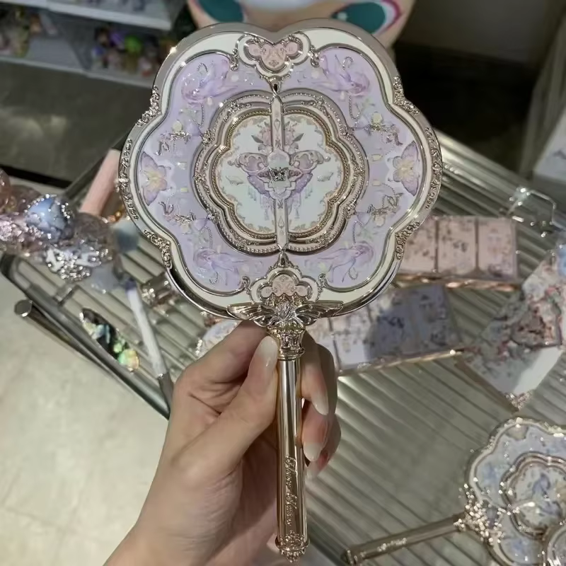 Fleur sait papillon nuage collier Collection miroir cosmétique main tenant miroir exquis soulagement