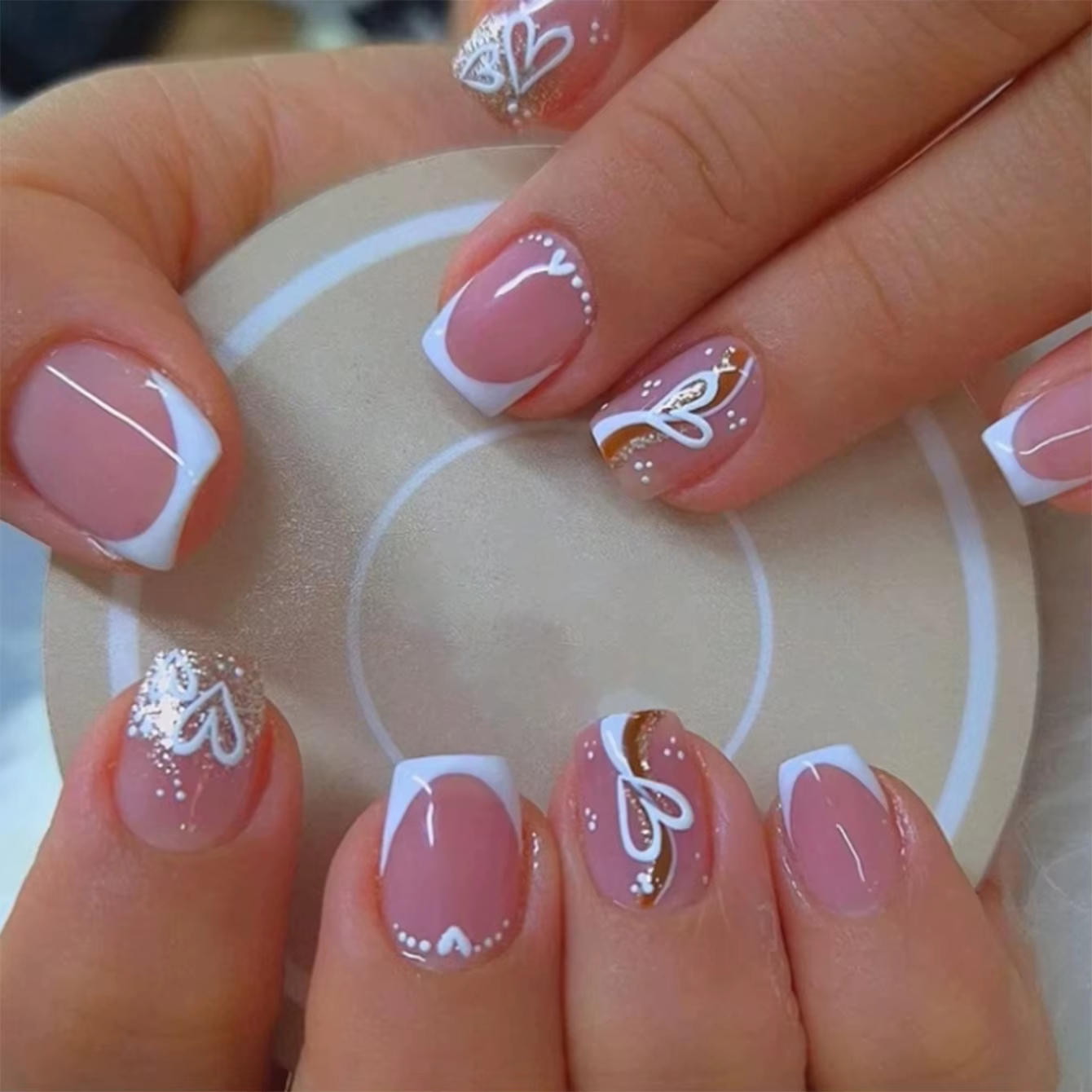 Faux ongles carrés courts rose chair, lignes dorées, design d'amour, ensemble d'ongles à couverture 