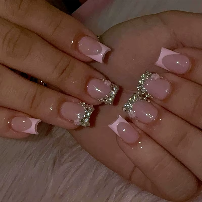 Faux ongles français courts carrés blancs réutilisables, avec chaîne étoile en strass, couleur chair