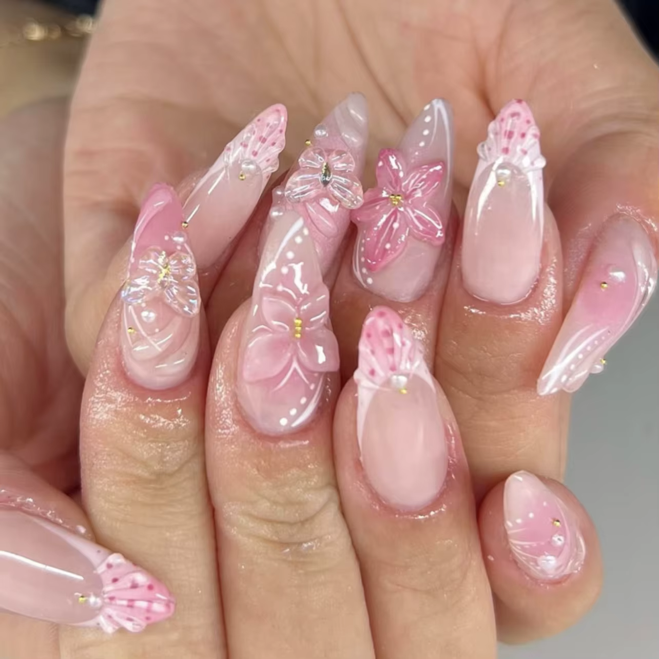 Faux ongles mi-longs avec fleurs 3D, 24 pièces, Design du bout des doigts, papillon doux, ondulation