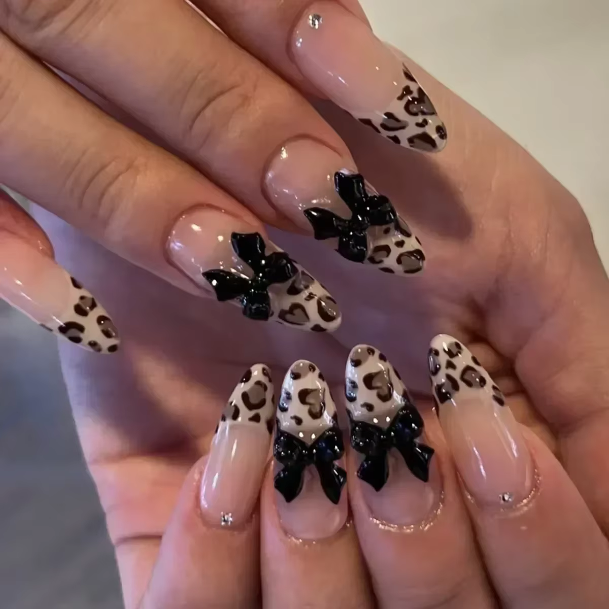 24 pièces français amande presse sur ongles imprimé léopard faux ongles 3D arc portable ongles à col