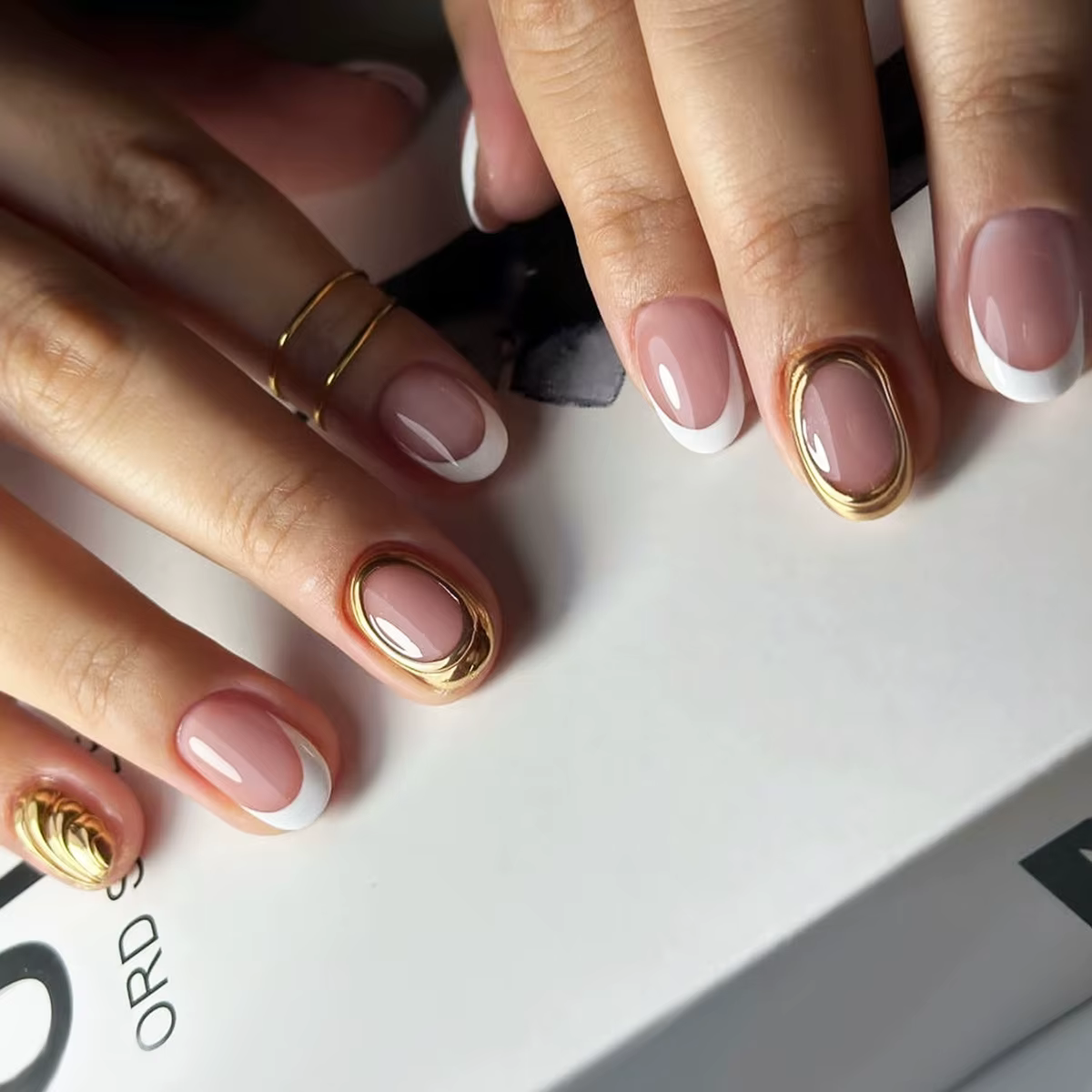 Faux ongles ovales à tête ronde courte, 24 pièces, avec motif de poisson coloré, à pression, finitio