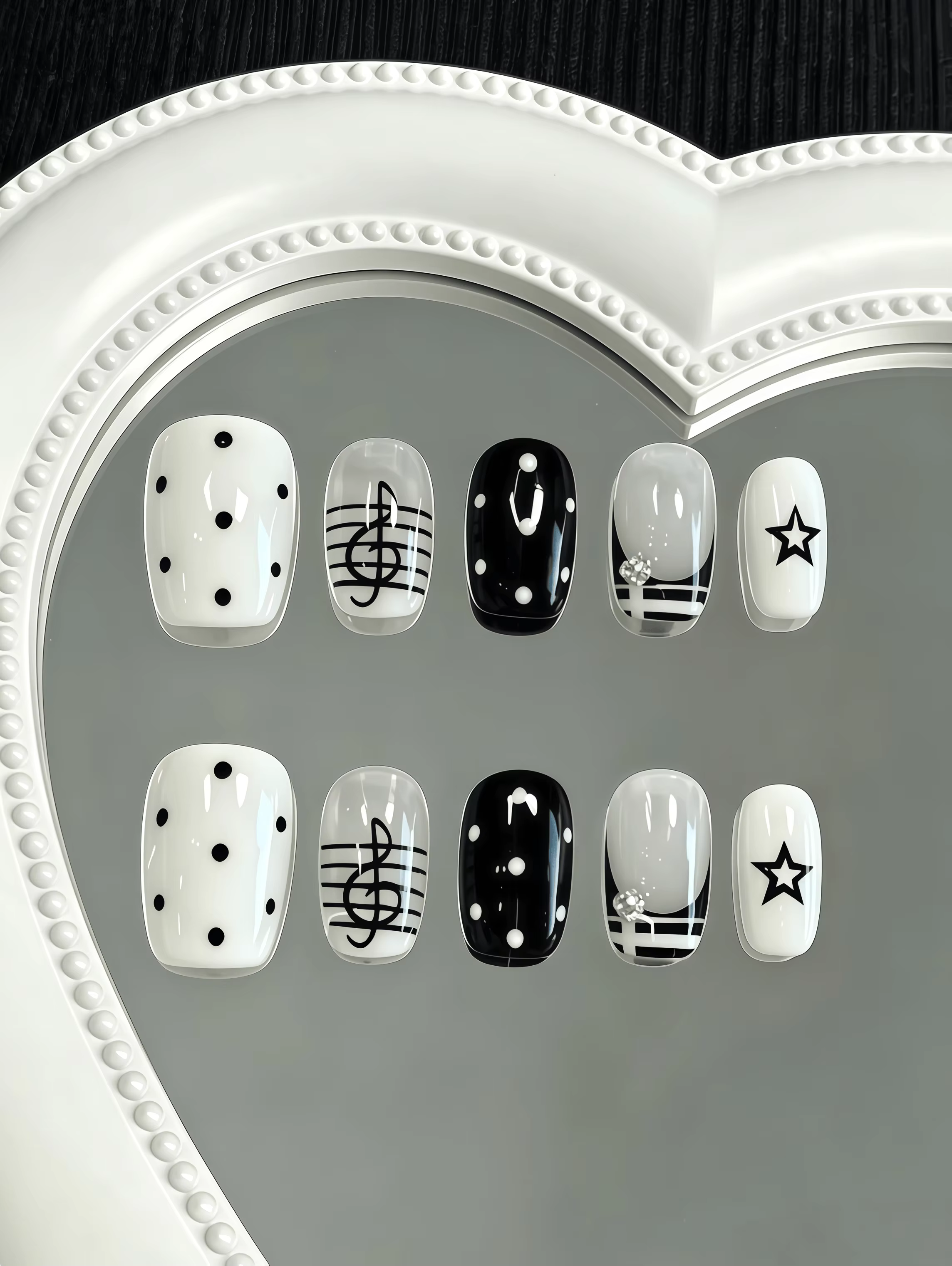 10 faux ongles courts carrés de longueur moyenne, tons nude noir et blanc avec des pois, des notes d