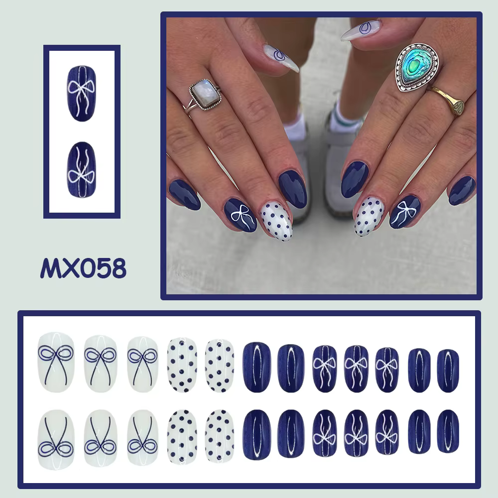 Faux ongles courts arrondis bleu profond avec papillon à pois, finition brillante, Style à pression 