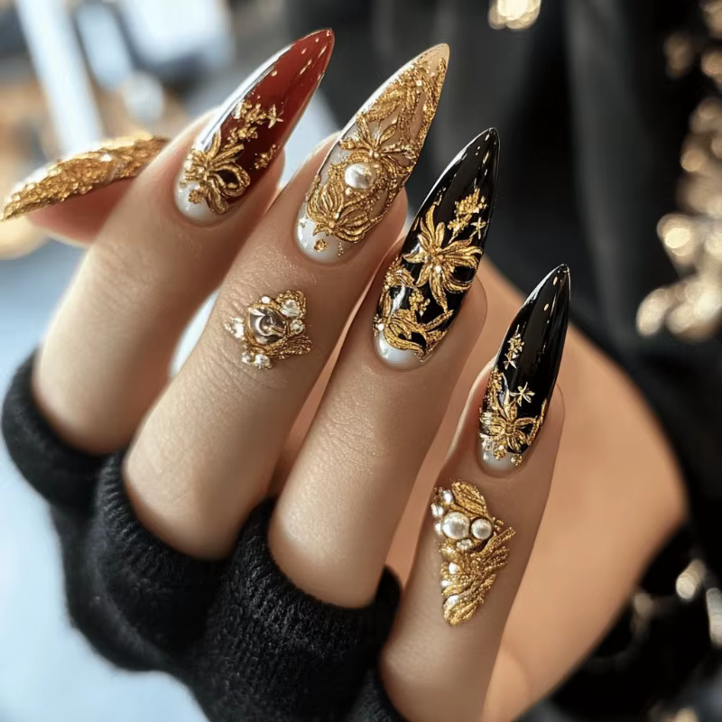 24 faux ongles noirs et rouges avec accents dorés, forme amande, imprimé noir et or de qualité supér