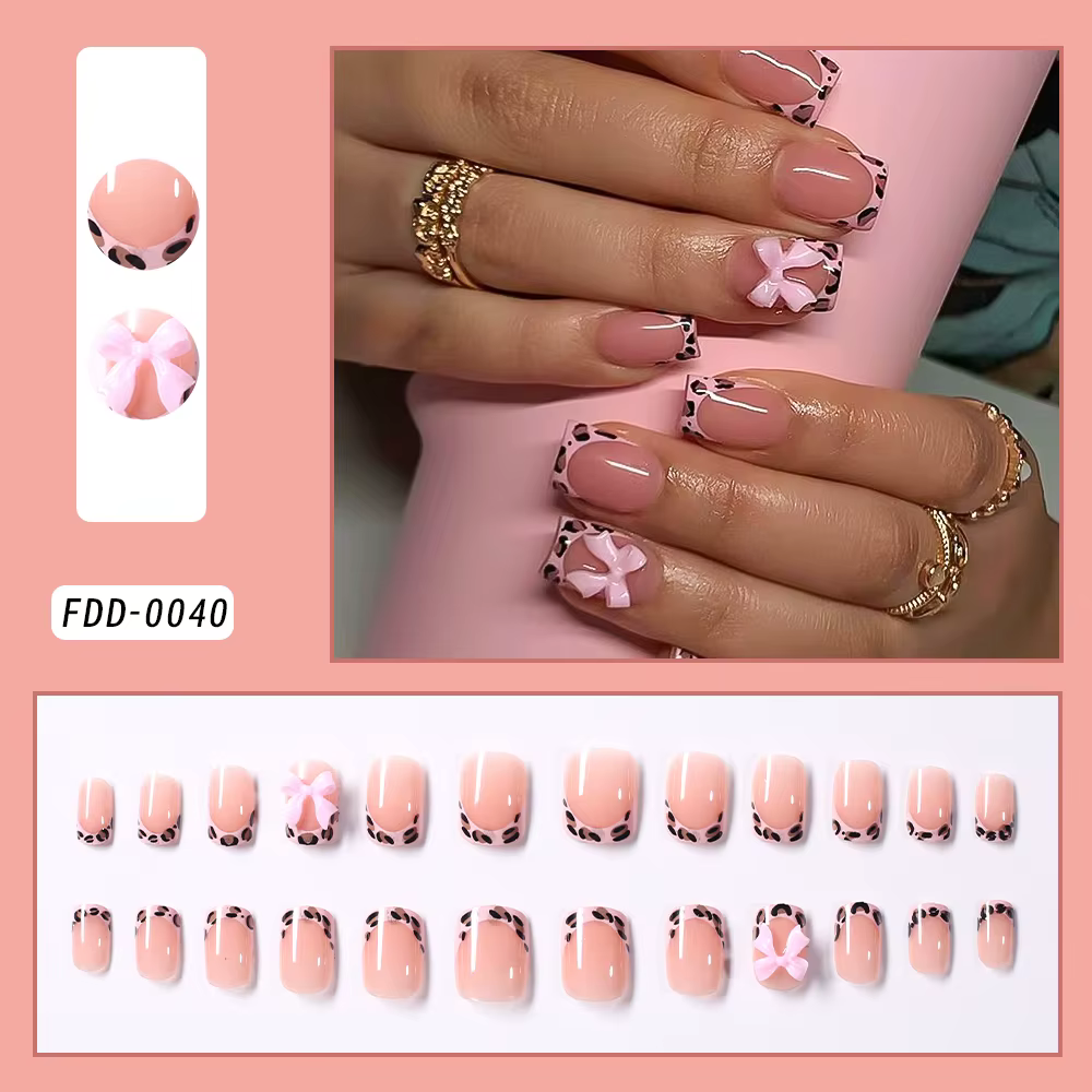 24 faux ongles dorés ondulés marron à motifs floraux avec strass et perles, forme amande, à presser,