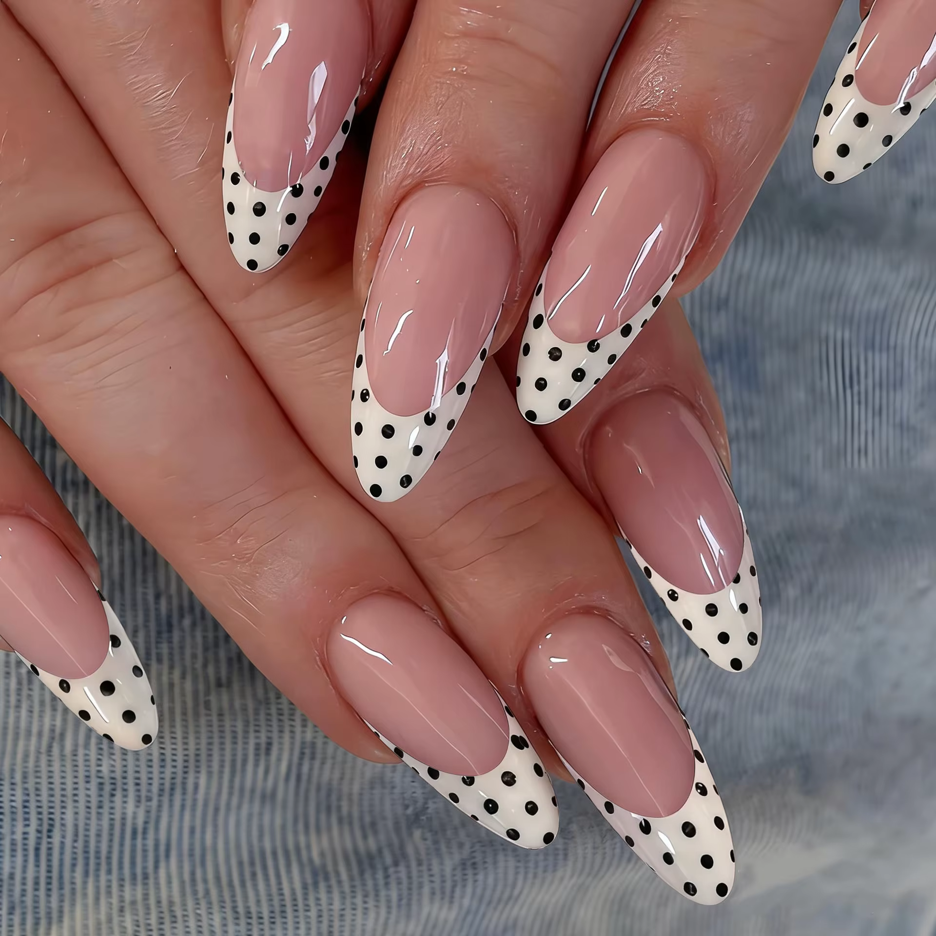 Faux ongles moyens pour femmes et filles, nude, noir, blanc, style french amande, avec motif à pois,