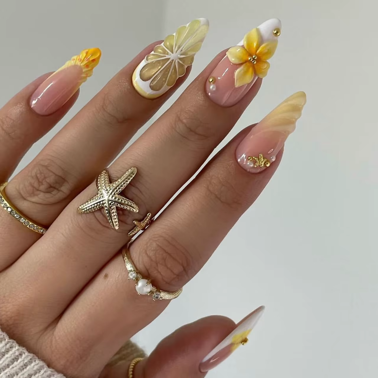 Faux ongles moyens pour femmes et filles, couleur nude rose jaune, forme amande, avec motifs floraux