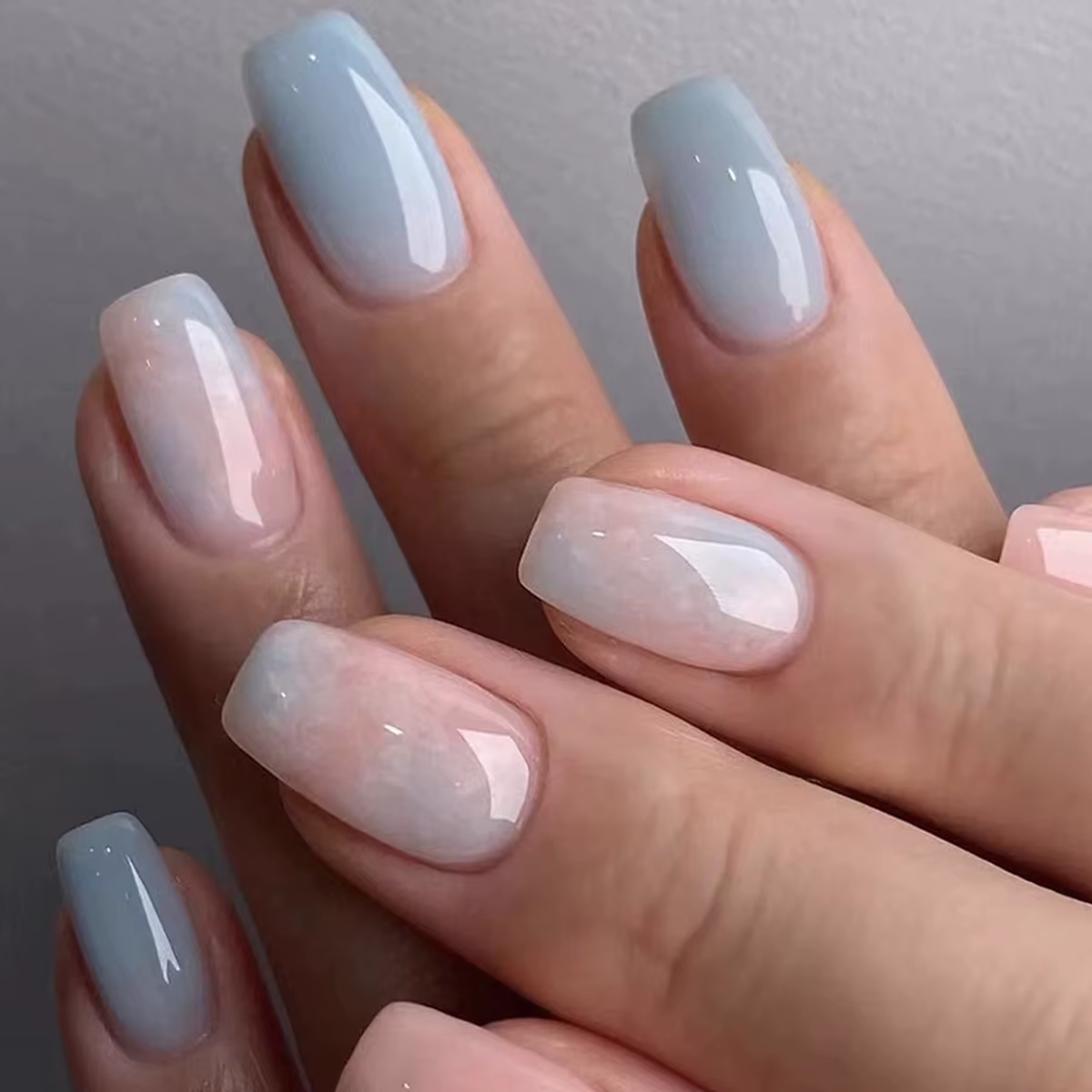 24 morceaux d'ongles longs et nus doux (forme carrée), associés à 1 morceau de colle gelée et 1 lime