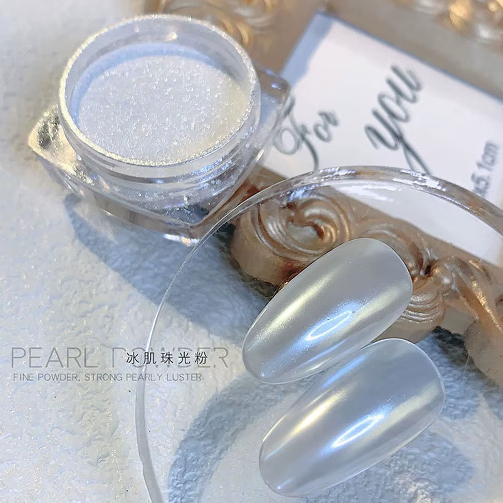 Hailey Bieber-Poudre à ongles nacrée chromée blanche, paillettes scintillantes, design aurore de mar