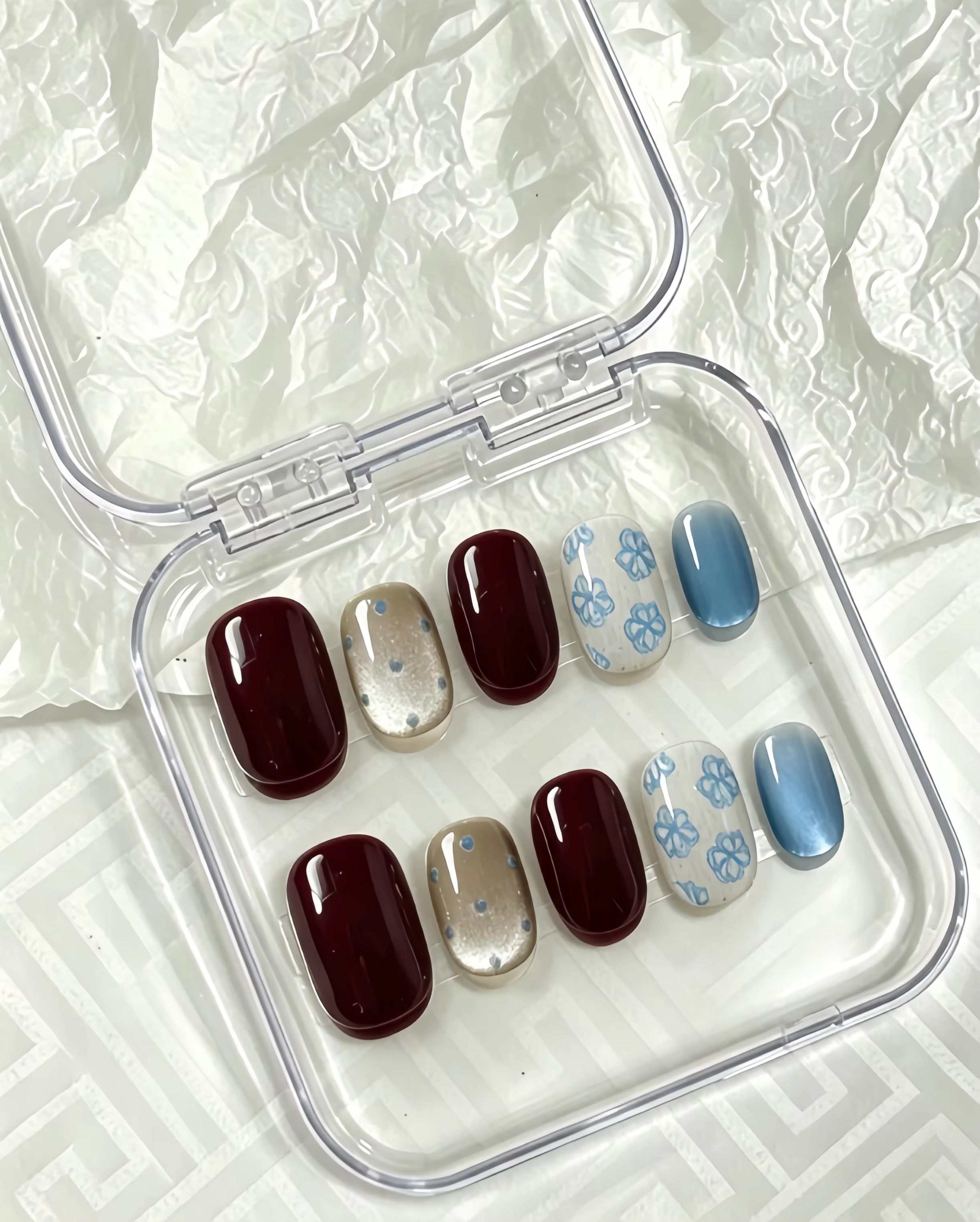 10 faux ongles courts rétro à motifs floraux rouge bordeaux et bleu, style vintage, avec un rouge bo