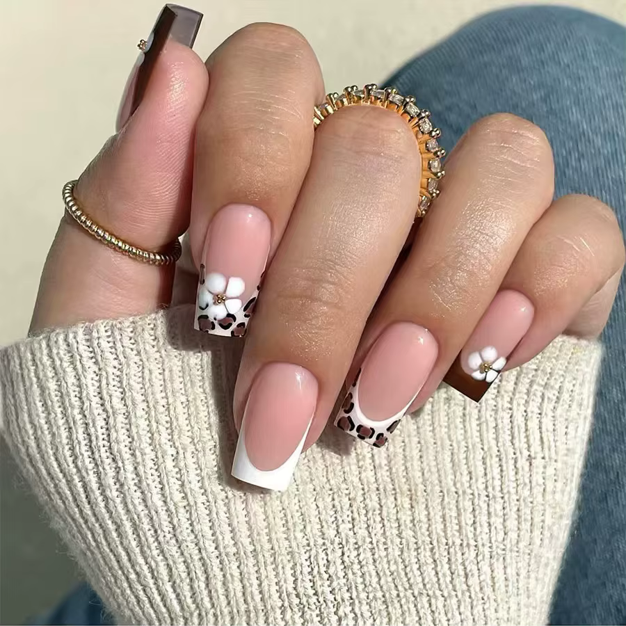 24 faux ongles français imprimé léopard, motif floral marron, courts et carrés, avec design diamant,