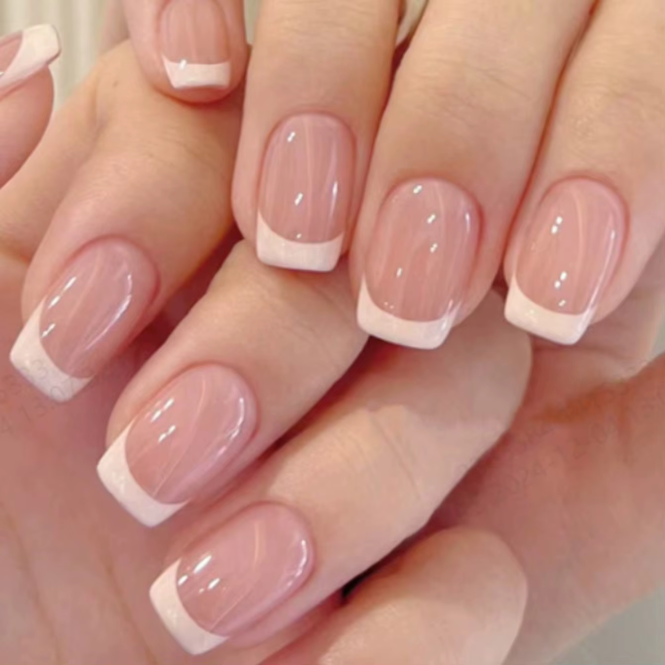 24 ongles français carrés courts à bord blanc simple + 1 colle à ongles + 1 lime à ongles